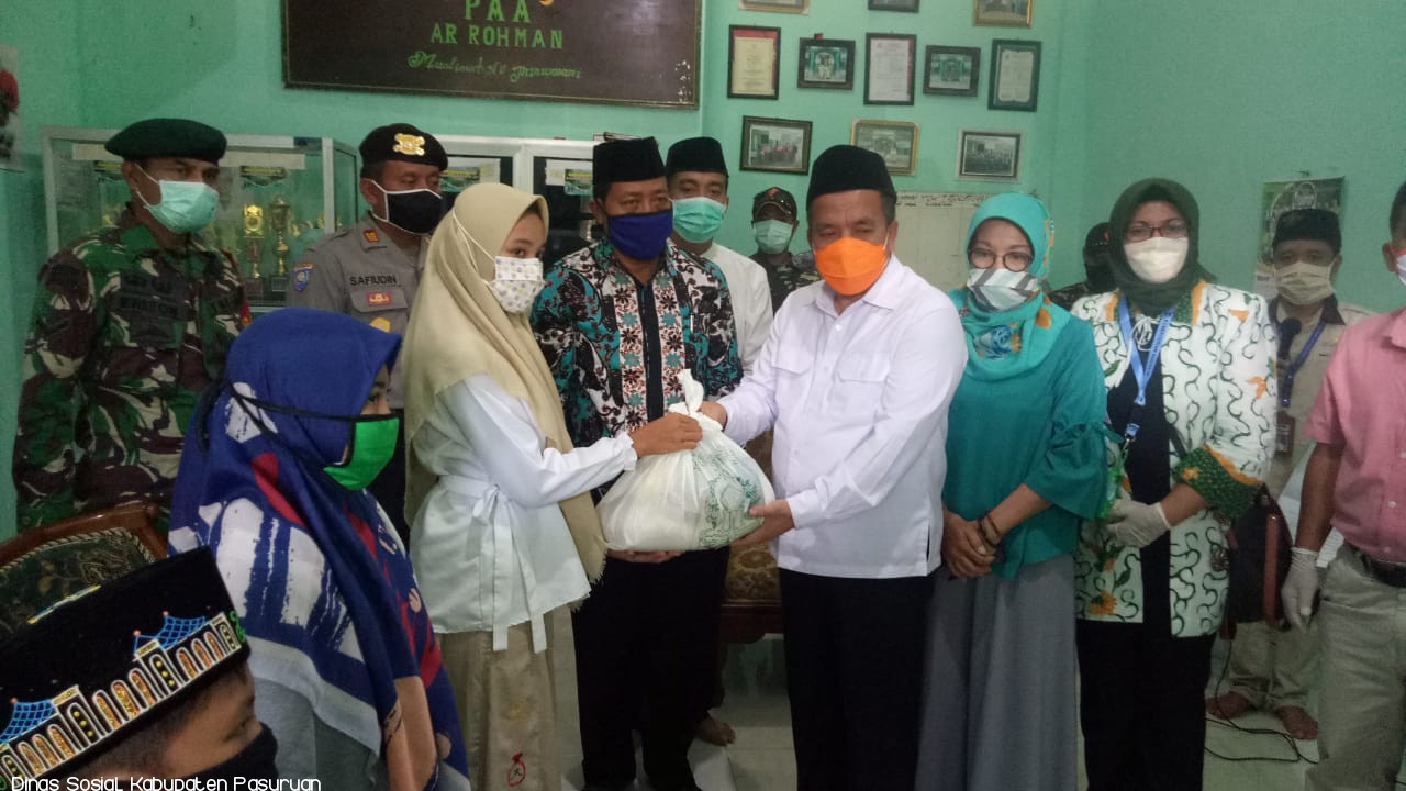 PENYAMPAIAN BANTUAN SEMBAKO DARI DANA BTT KABUPATEN PASURUAN