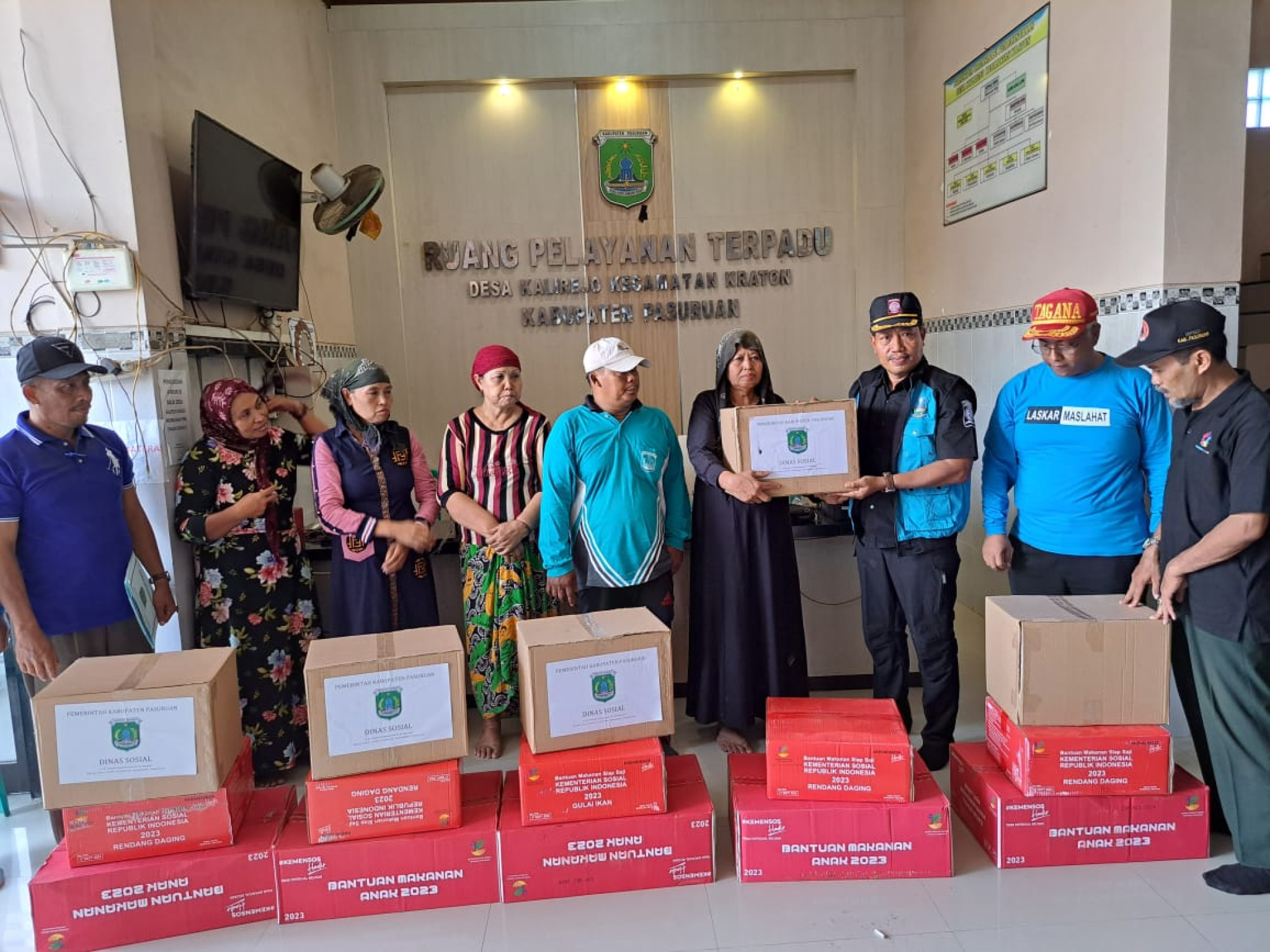 KEPALA DINAS SOSIAL MENYERAHKAN BANSOS KORBAN TERDAMPAK ANGIN PUTING BELUING