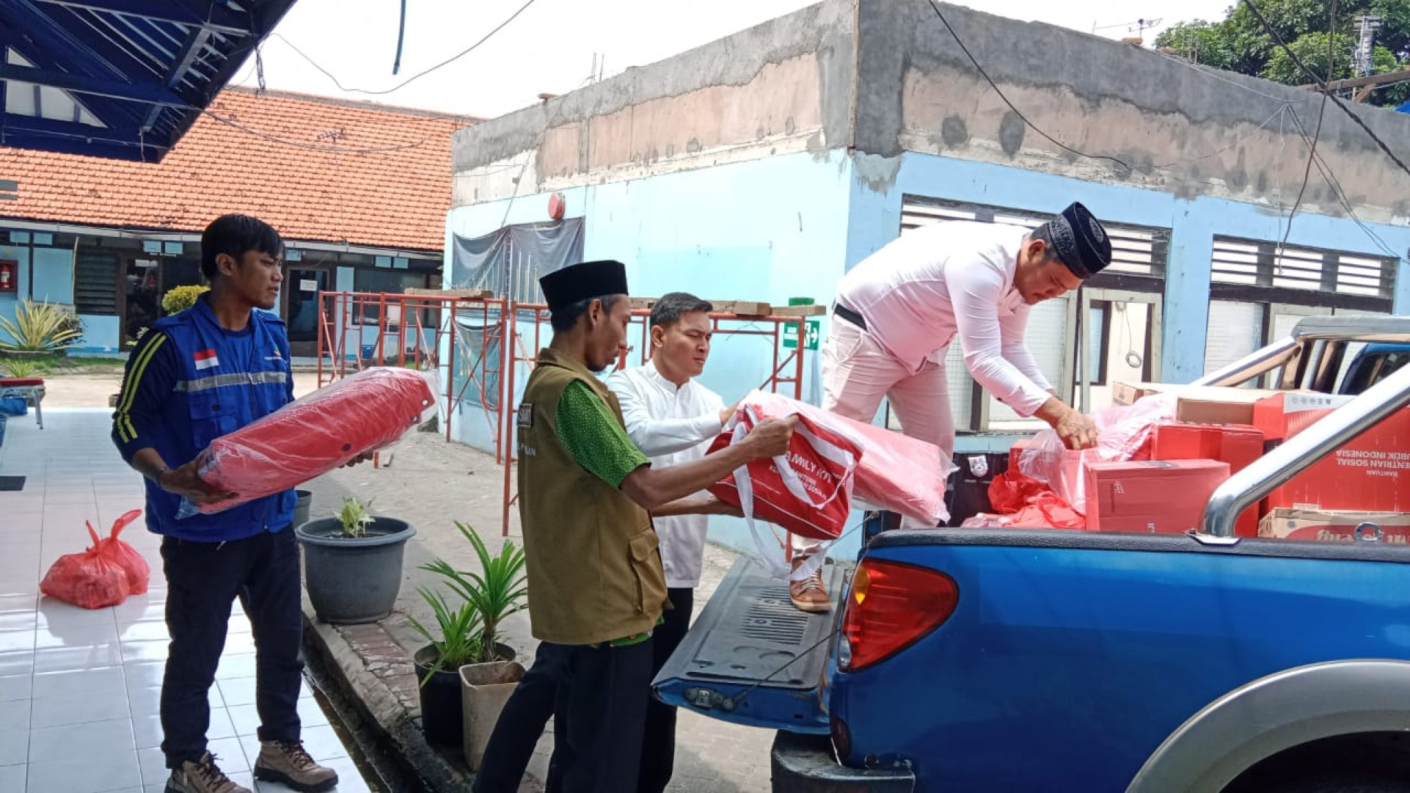Distribusi Bantuan Sosial Bagi Korban Bencana Tanah Longsor