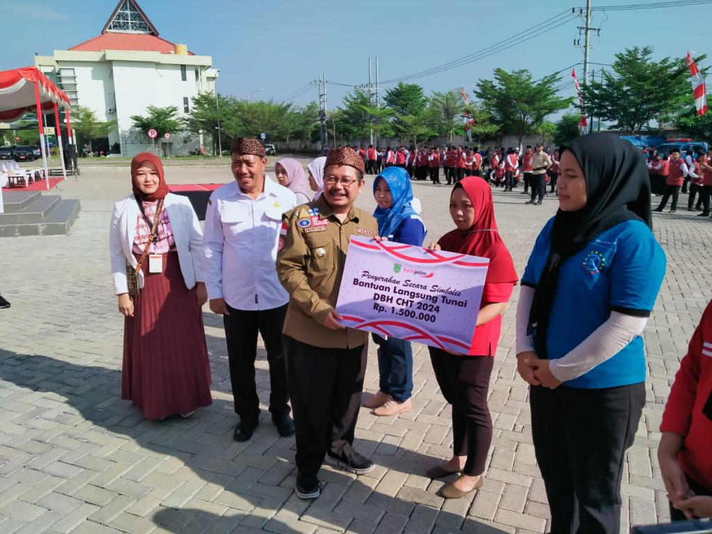PENYERAHAN SECARA SIMBOLIS BLT DBH CHT 2024